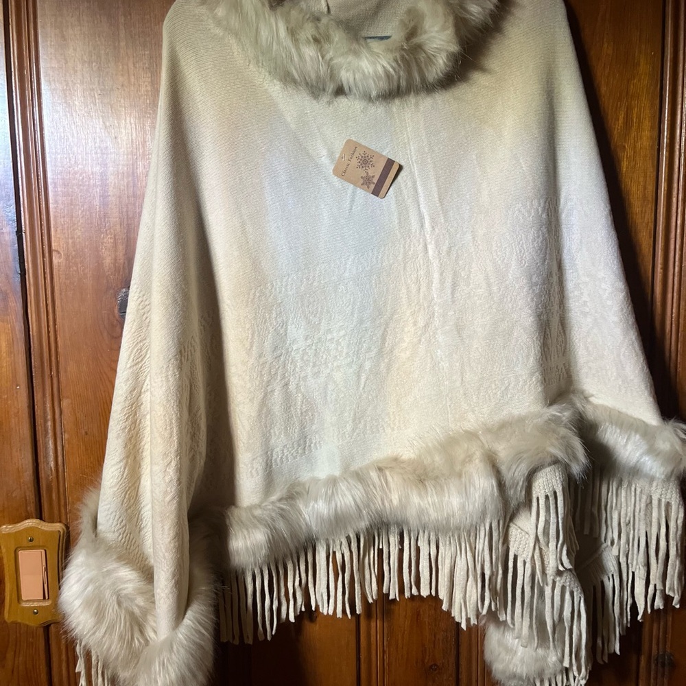 Elegant Cream Cape with Faux Fur Trim